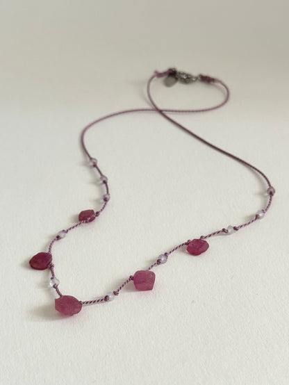 Collier Rubis brut & Améthyste lavande  sur soie