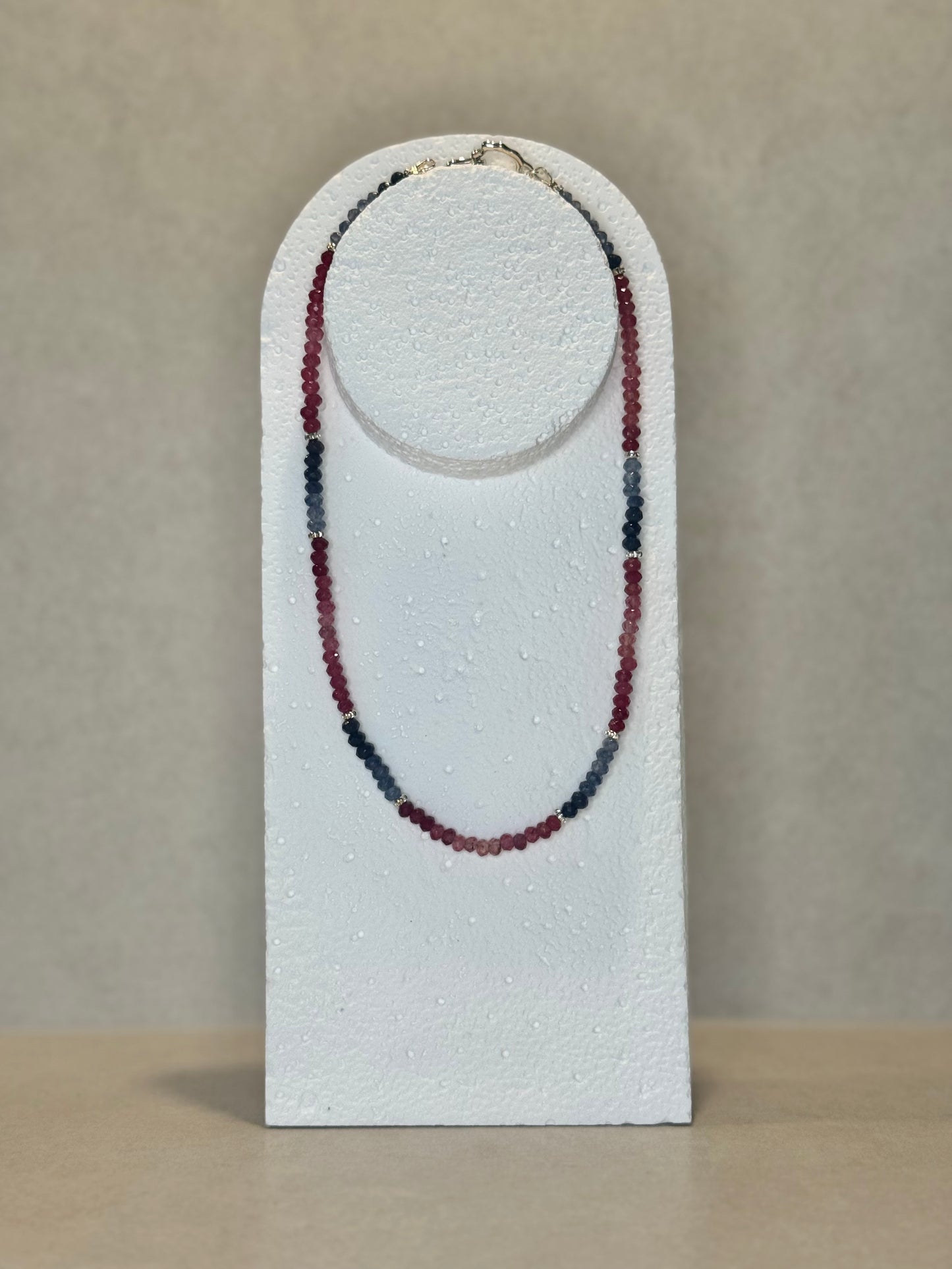 Colliers multicolores en Jade inspiration Saphir — La pierre de la sagesse et de l’harmonie*