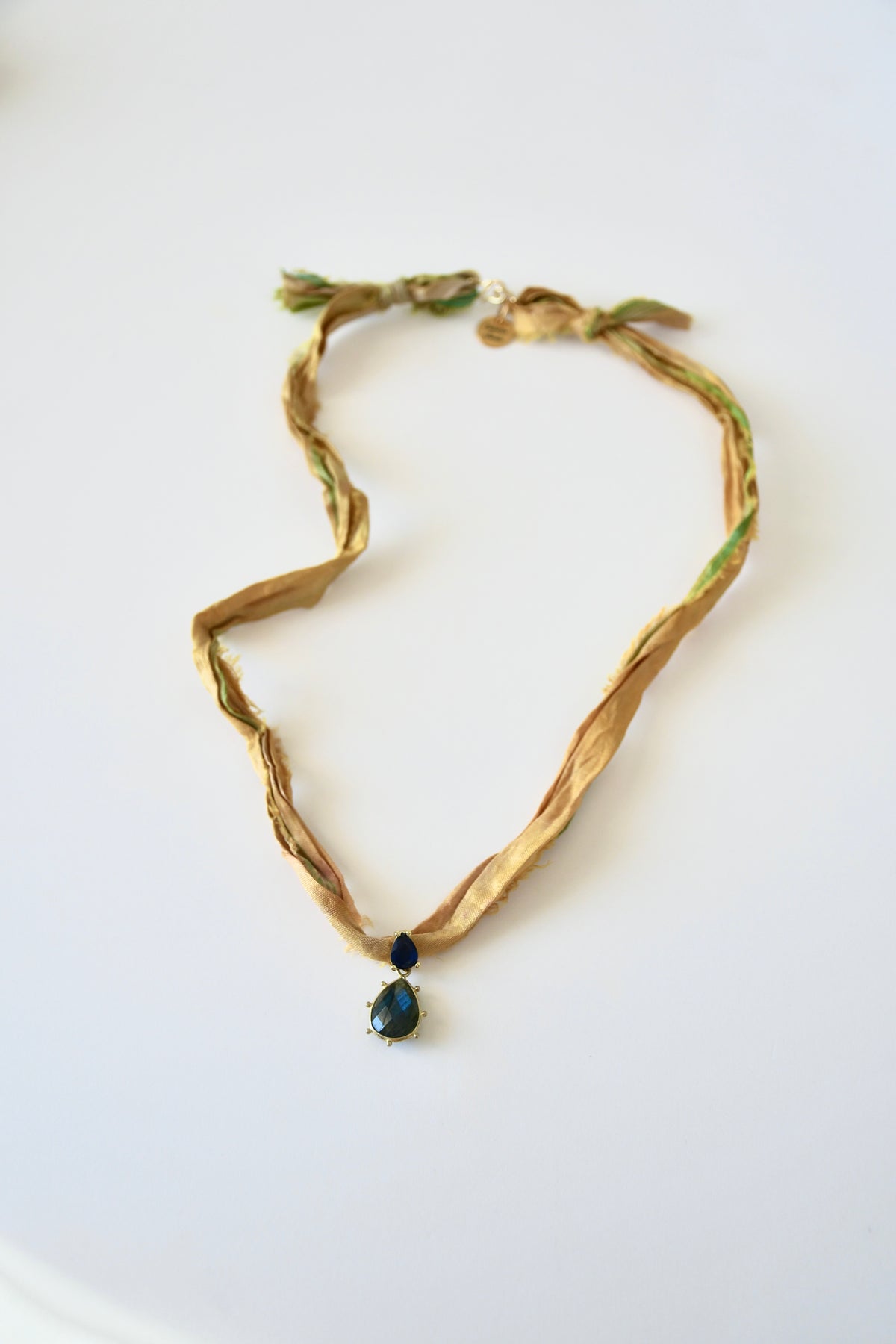 Collier Labradorite sur ruban de soie — Le bouclier des mages