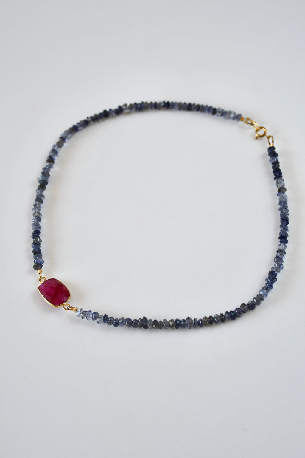 Collier Iolite & Rubis — Vision intérieure et feu du cœur