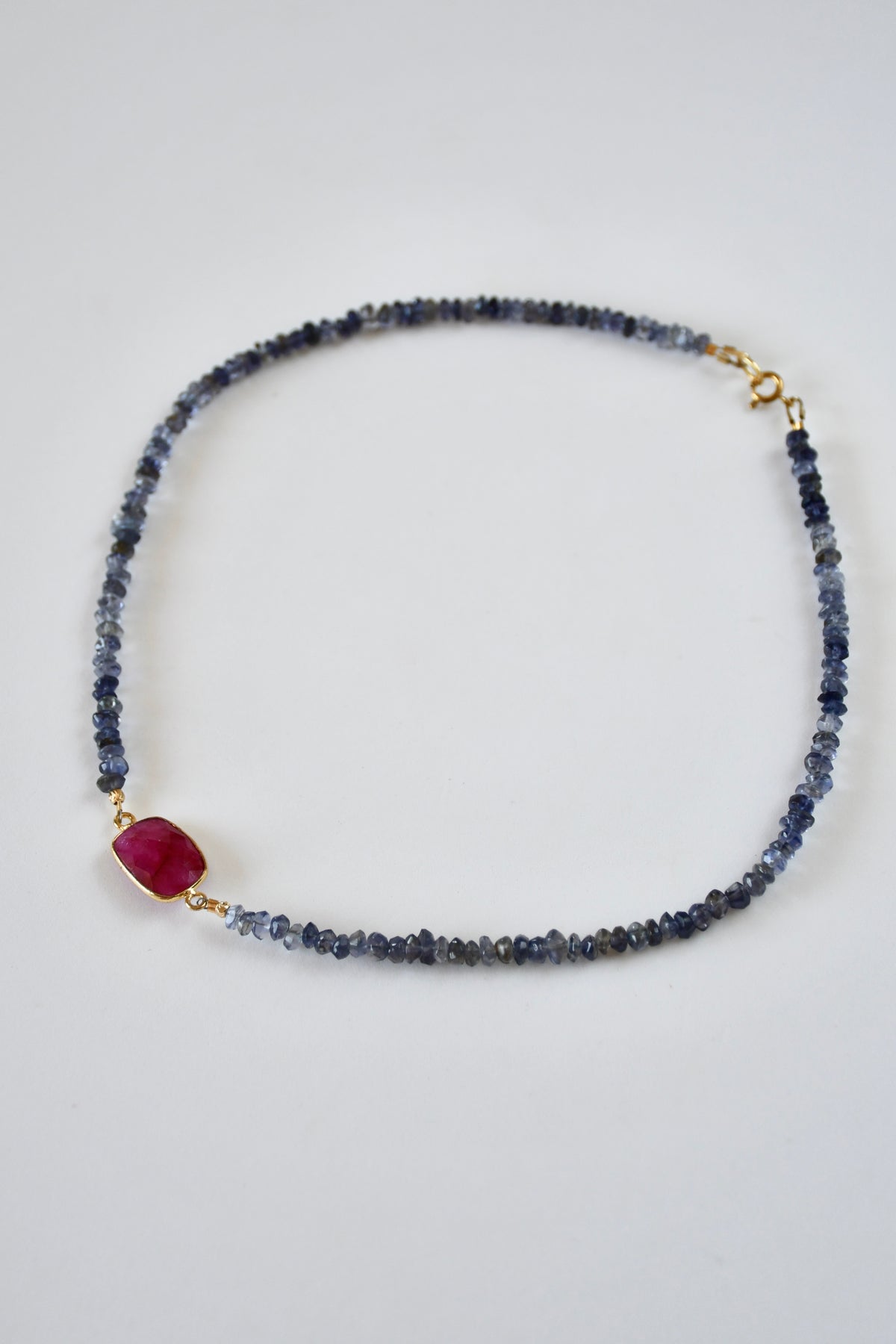 Collier Iolite & Rubis — Vision intérieure et feu du cœur