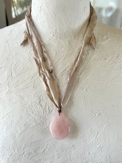 Collier Quartz rose sur cuivre et ruban de soie — La Douceur Retrouvée