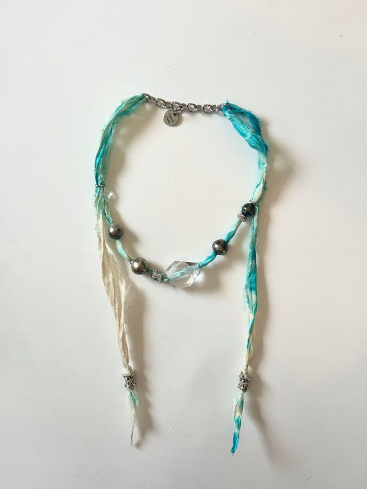 Collier Perles de Tahiti & Cristal de roche sur soie