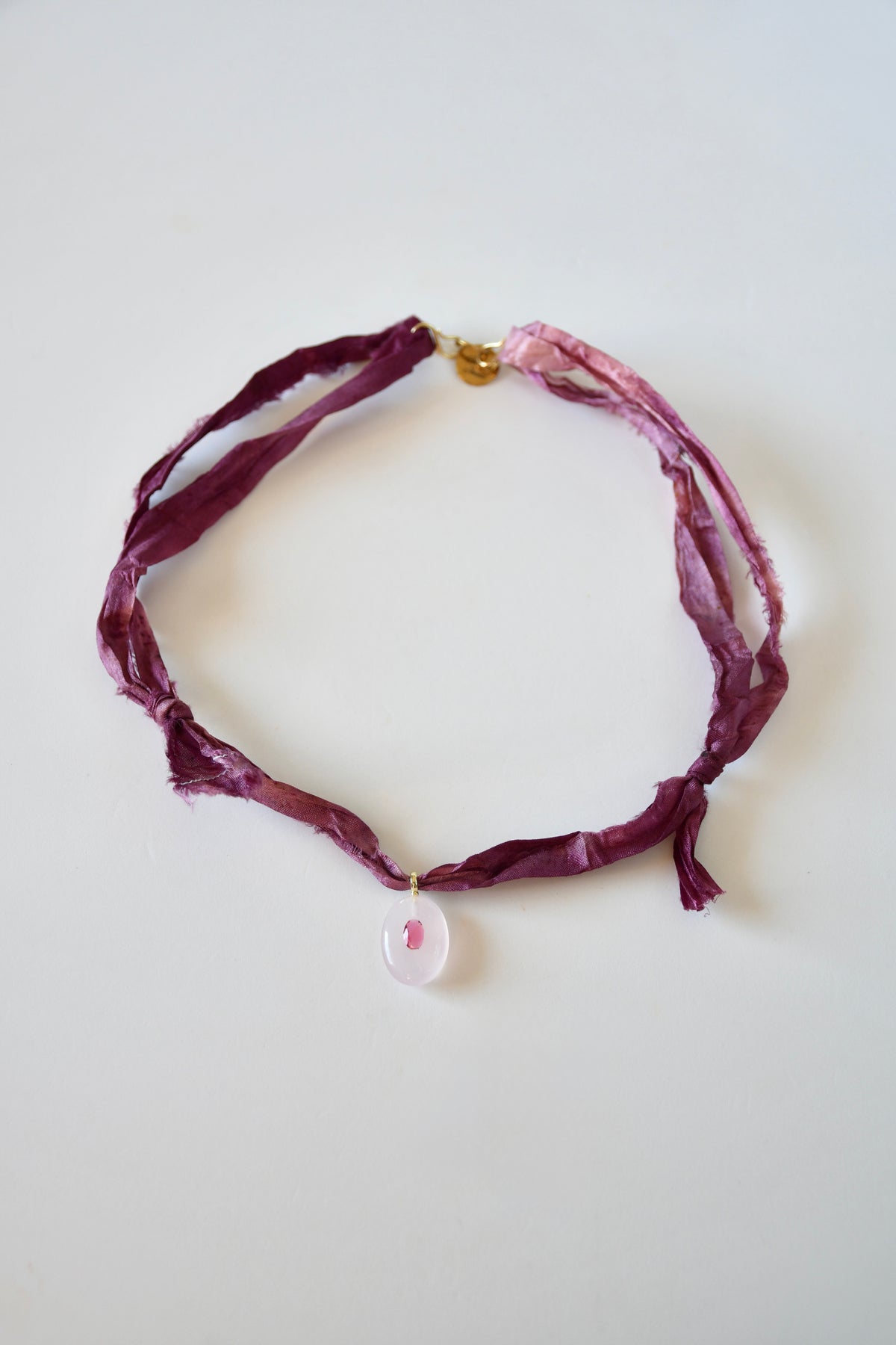 Collier Quartz rose sur ruban de soie — Le Murmure du Cœur
