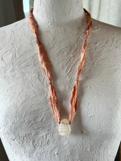 Collier Quartz craquelé sur ruban de soie — La Force Intérieure
