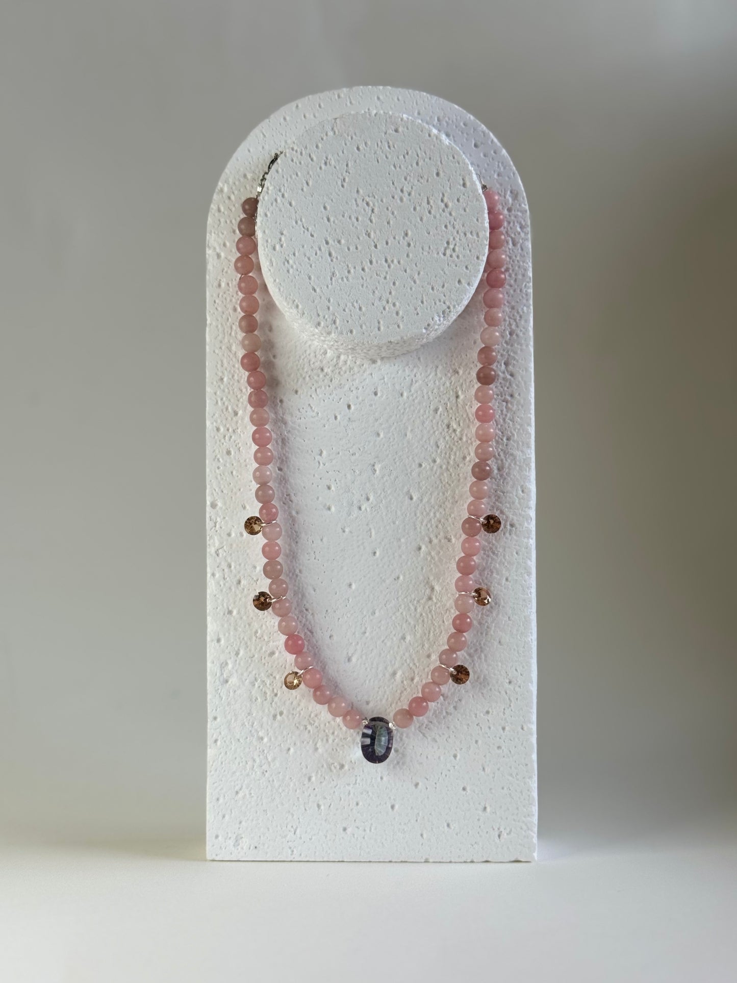 Collier Opale rose & Cristal — La tendresse à l’état pur