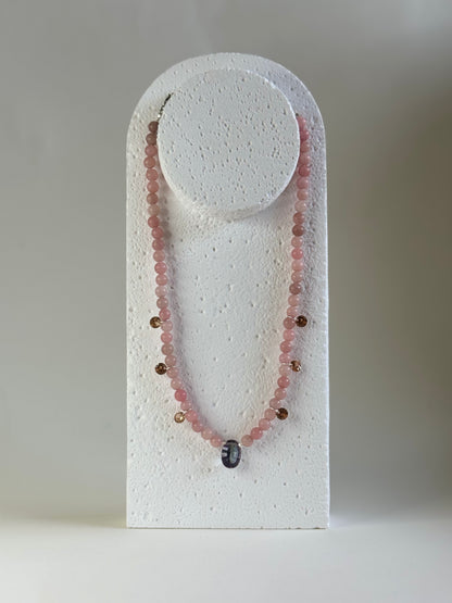 Collier Opale rose & Cristal — La tendresse à l’état pur