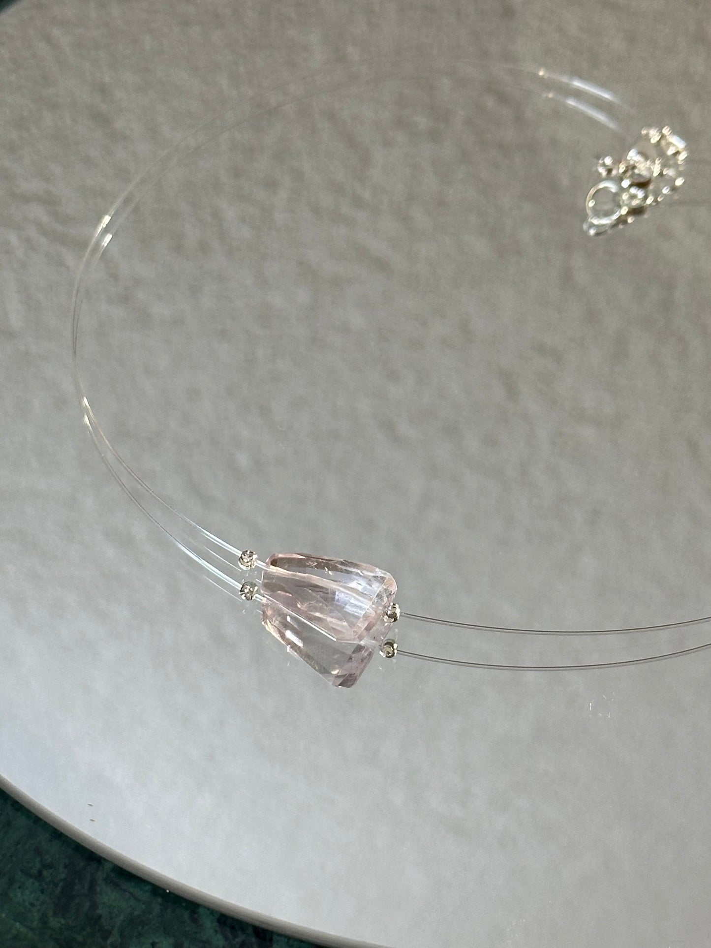 Divers colliers pierres semi précieuse sur fil cristal