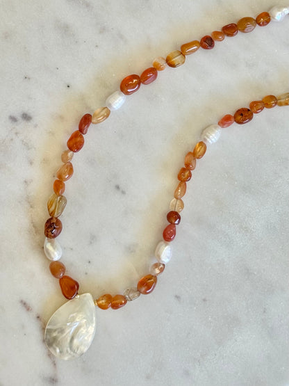 Collier Cornaline & Coquillage nacre — Le feu doux de l’élan retrouvé