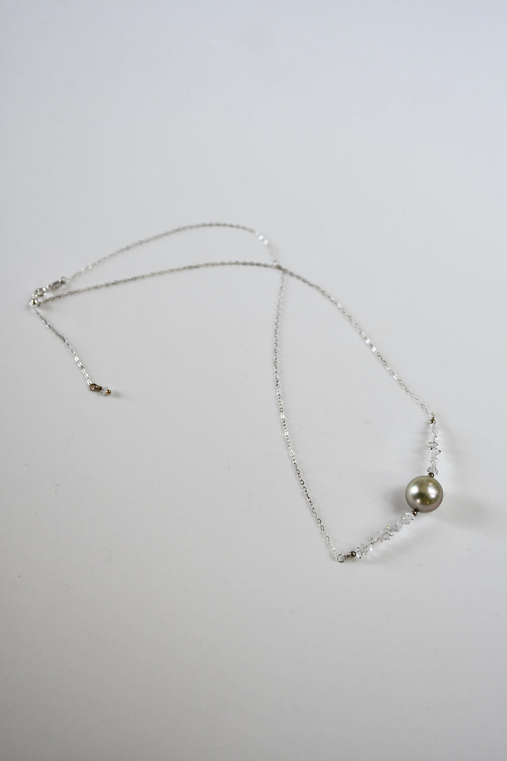 Collier diamants d’Herkimer & perle de Tahiti sur agent 925 – Clarté cristalline et profondeur