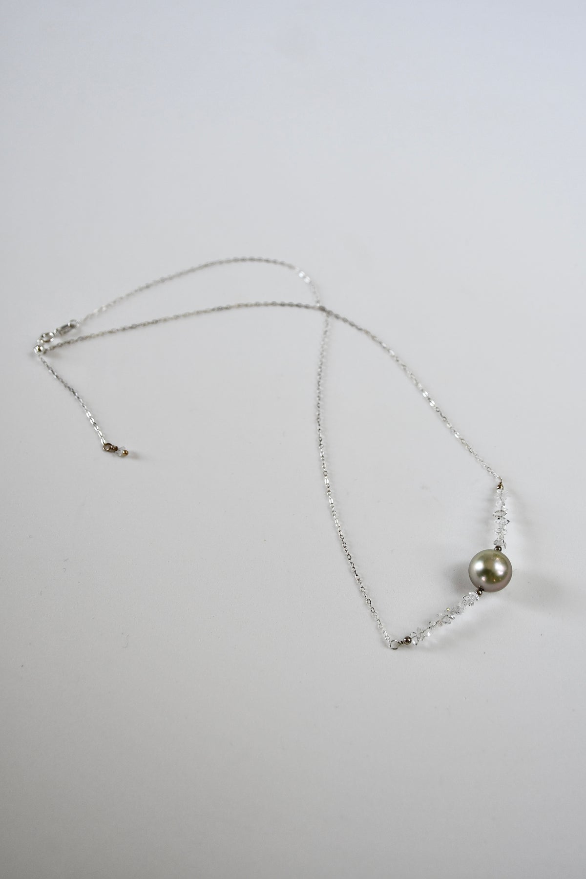 Collier diamants d’Herkimer & perle de Tahiti sur agent 925 – Clarté cristalline et profondeur