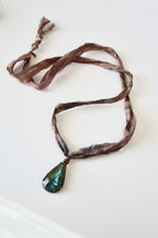 Collier Labradorite sertie Cuivre sur ruban de soie — Le Voile de Mystère