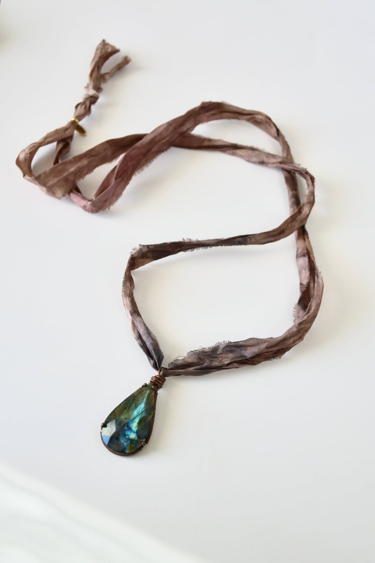 Collier Labradorite sertie Cuivre sur ruban de soie — Le Voile de Mystère