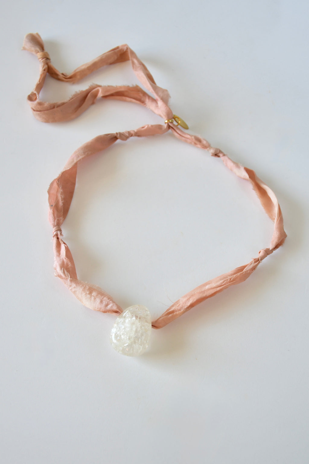 Collana Quarzo crepato su nastro di seta — La Forza Interiore
