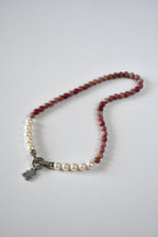 Collier Rhodonite & Perles d’eau douce — La douceur comme acte de courage