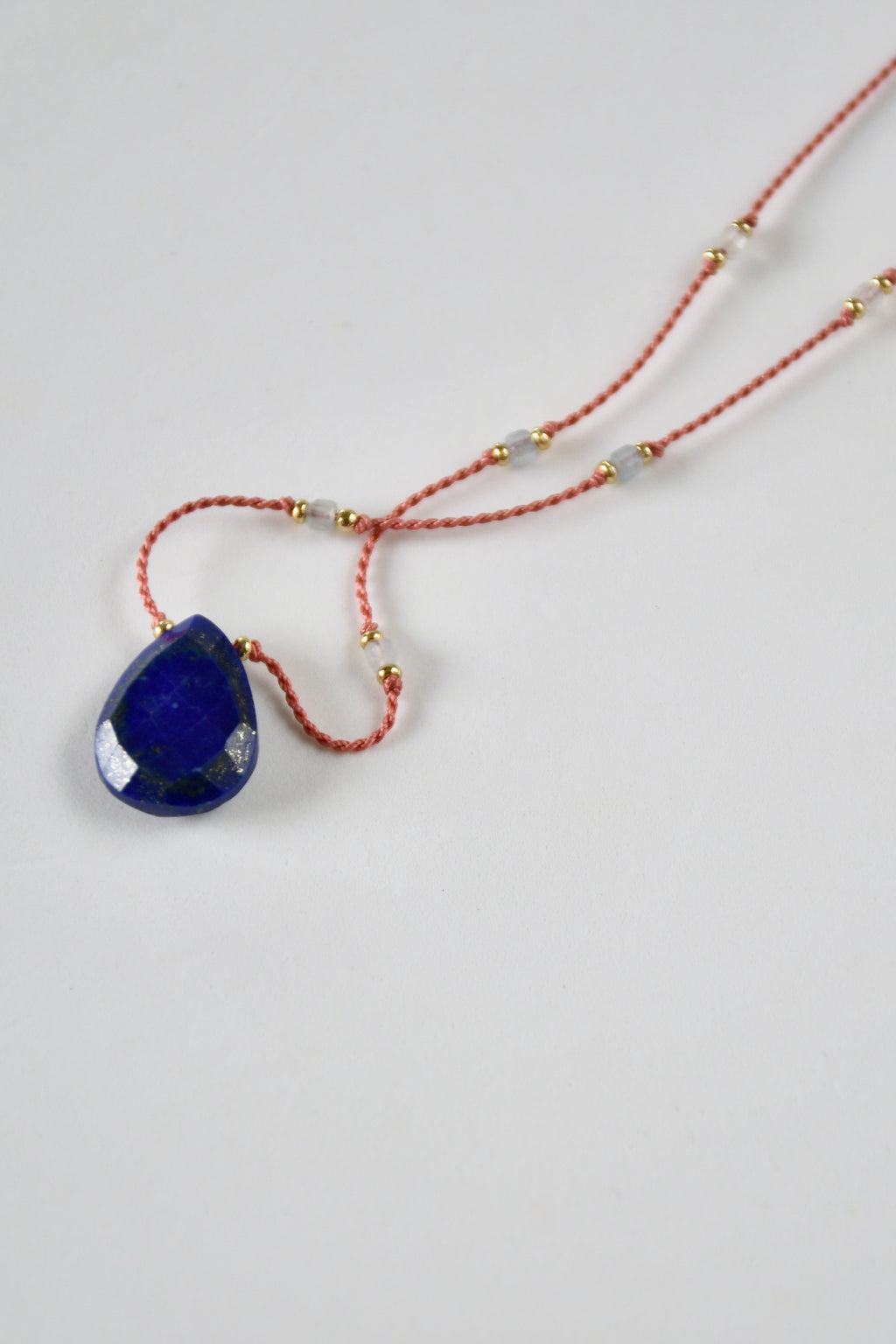 Lapislazuli- & Aquamarin-Halskette auf Seide