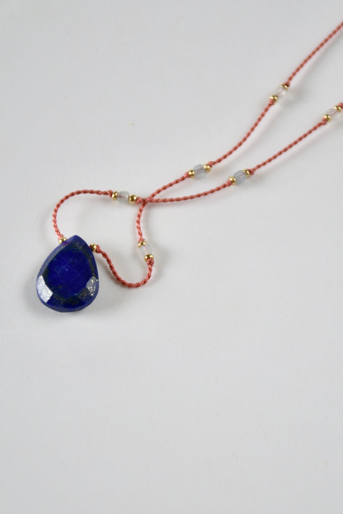 Lapislazuli- & Aquamarin-Halskette auf Seide