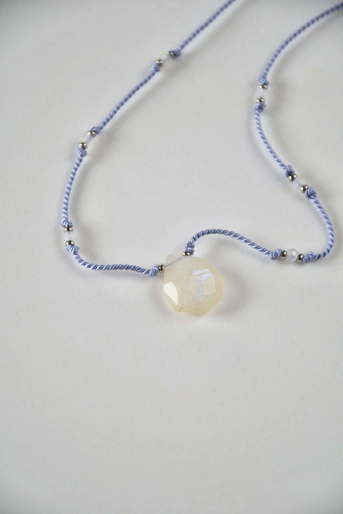 Collana con Pietra di Luna su seta