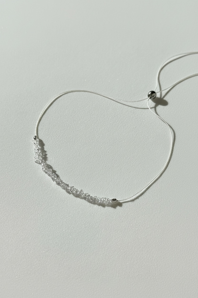 Divers bracelets sur fil de soie