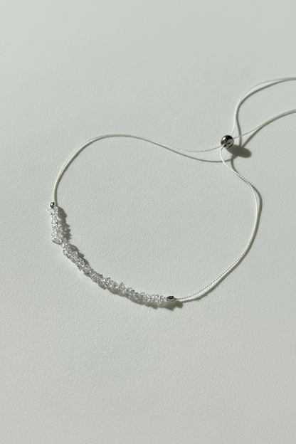 Divers bracelets sur fil de soie