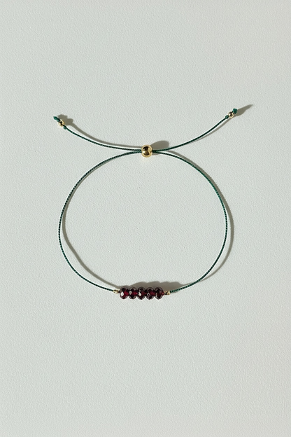 Divers bracelets sur fil de soie