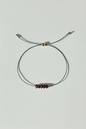 Divers bracelets sur fil de soie