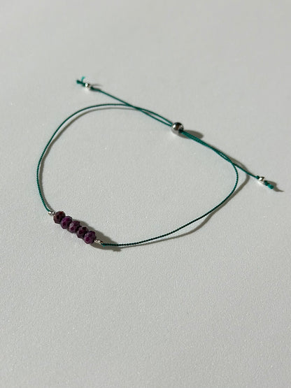 Divers bracelets sur fil de soie