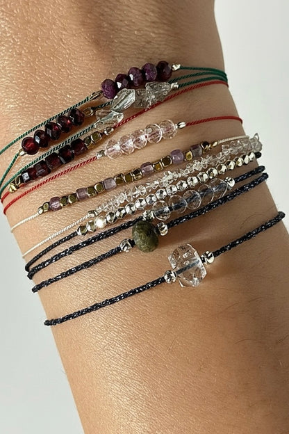Divers bracelets sur fil de soie