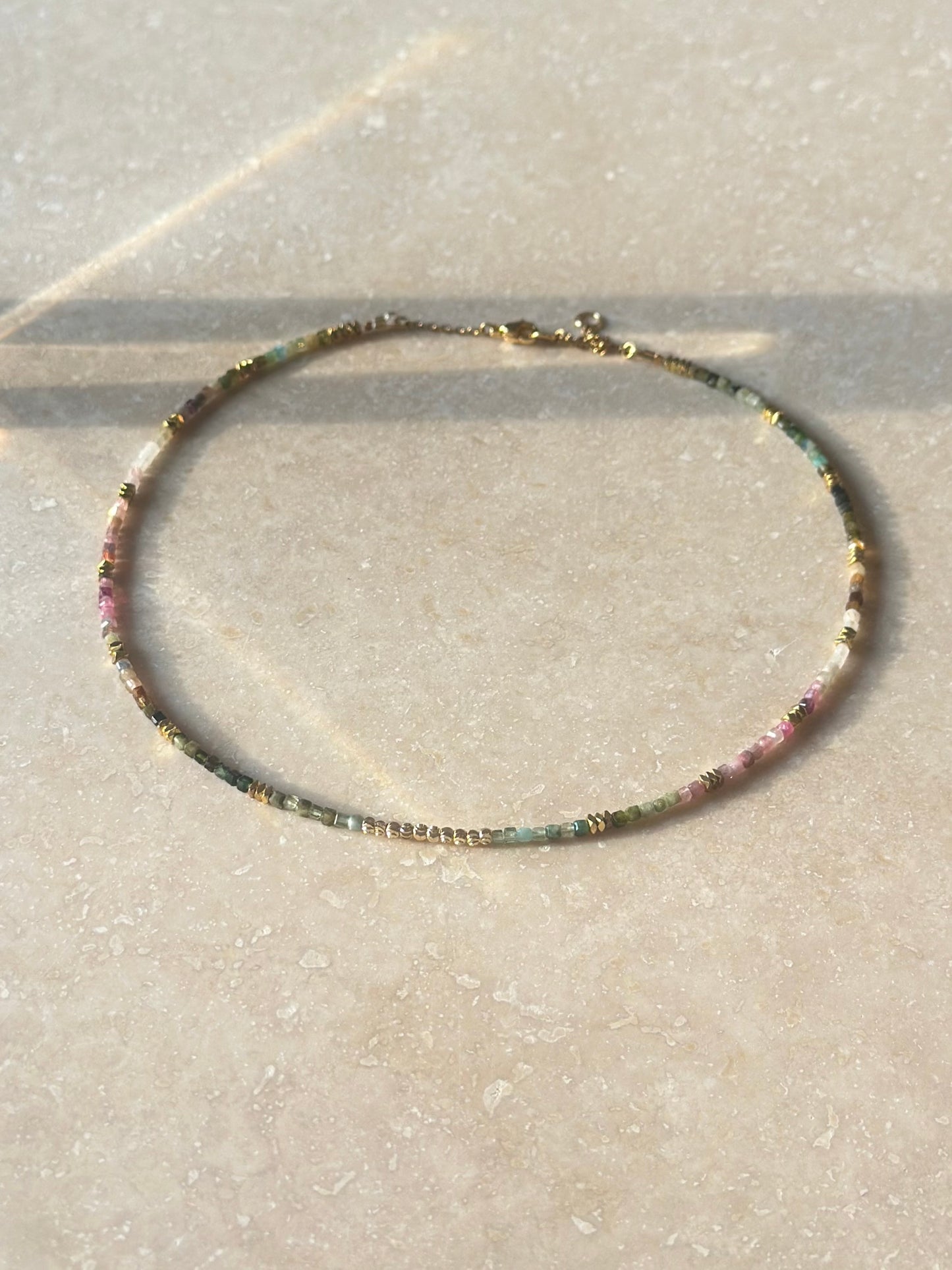 Tourmaline multicolore et Hématite – Harmonie, énergie vitale et ancrage