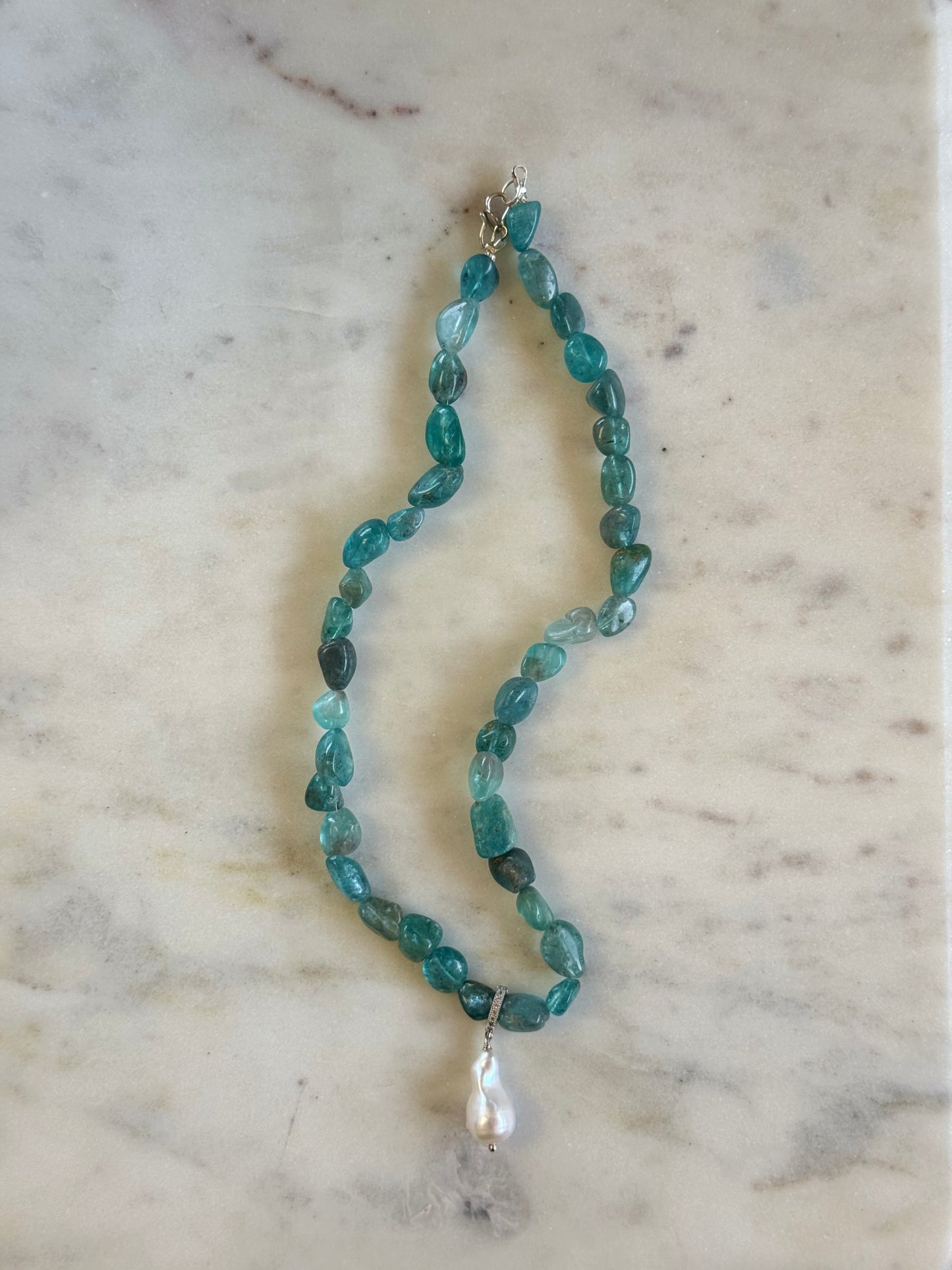 Collier Apatite & Perle d’eau douce — La voix de l’intuition