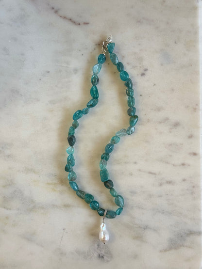 Collier Apatite & Perle d’eau douce — La voix de l’intuition
