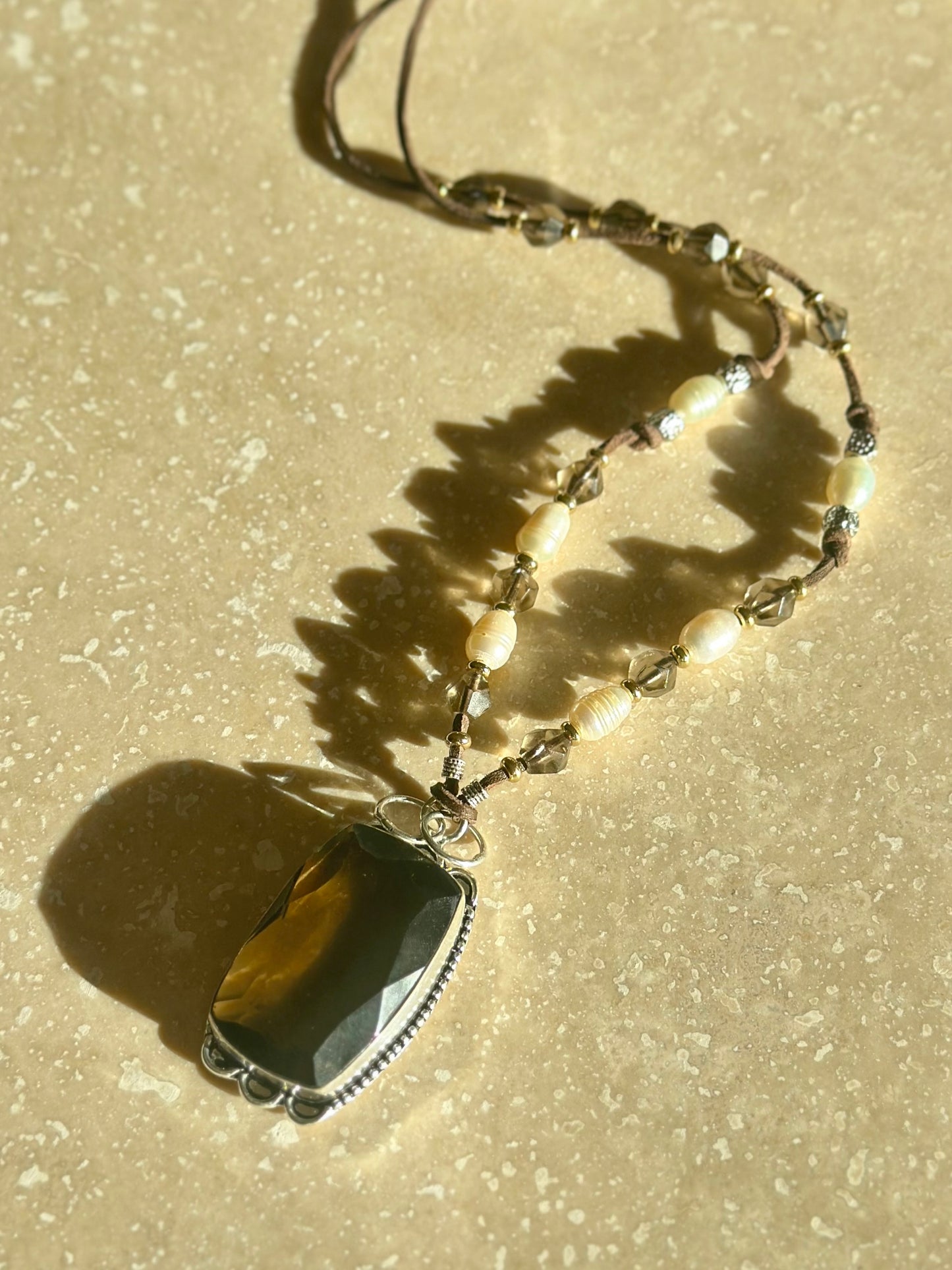 Collier Quartz fumé & perles d’eau douce sur cuir australien