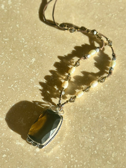 Collier Quartz fumé & perles d’eau douce sur cuir australien