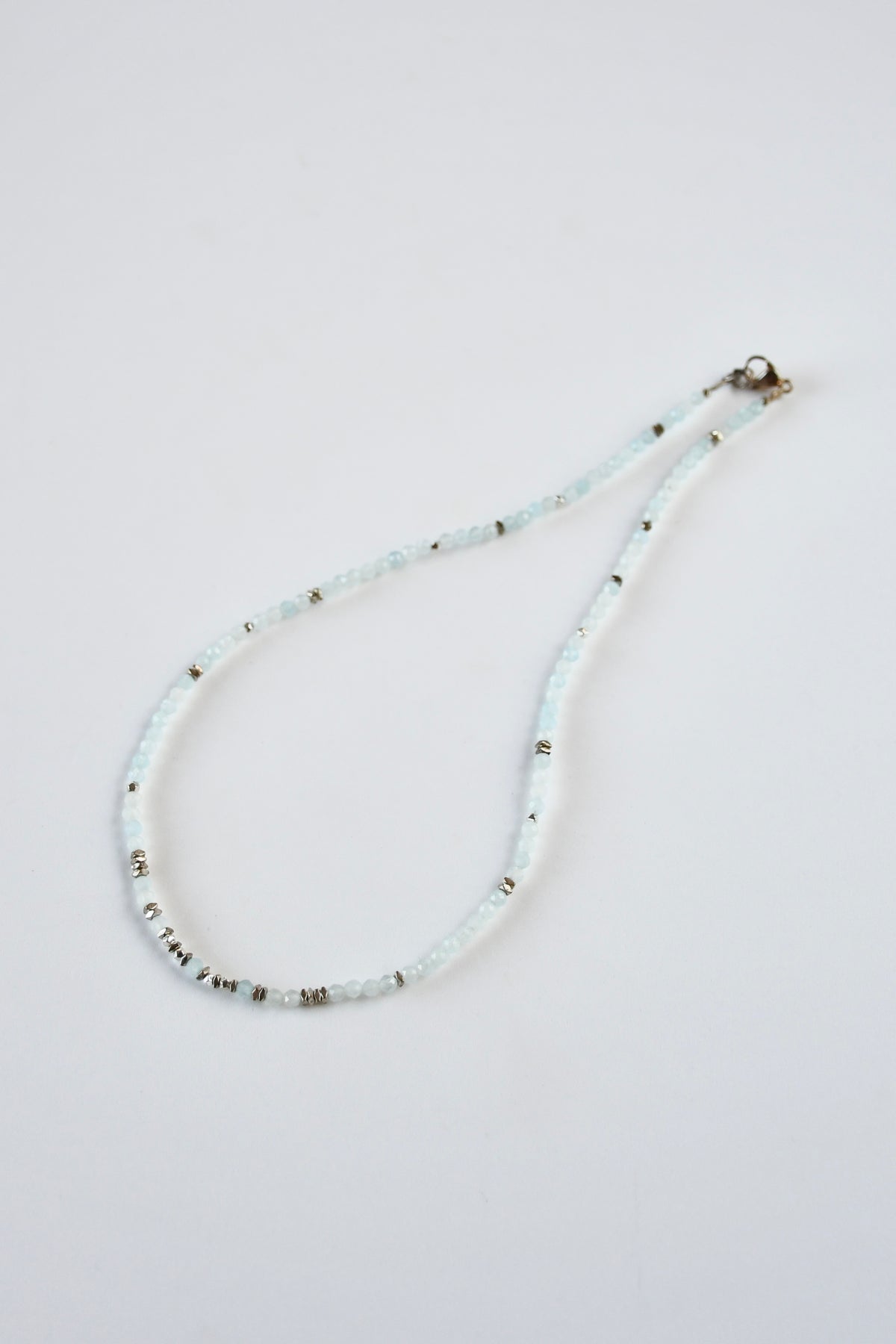Colliers fins de pierres naturelles, Turquoise, Obsidienne, Aigue-Marine, Howlite, Goldstone