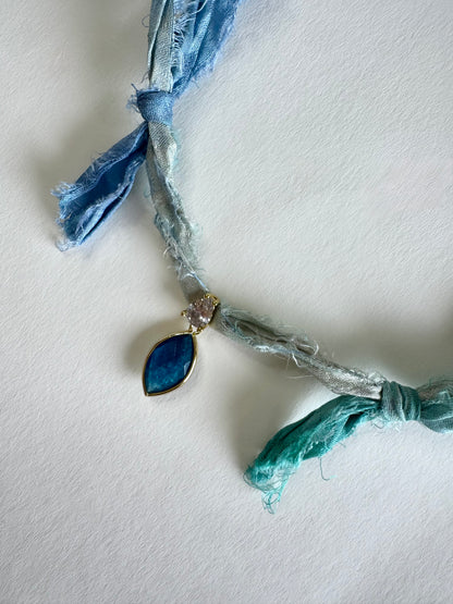 Collier Apatite sur ruban de soie — L’Éveil de la Volonté