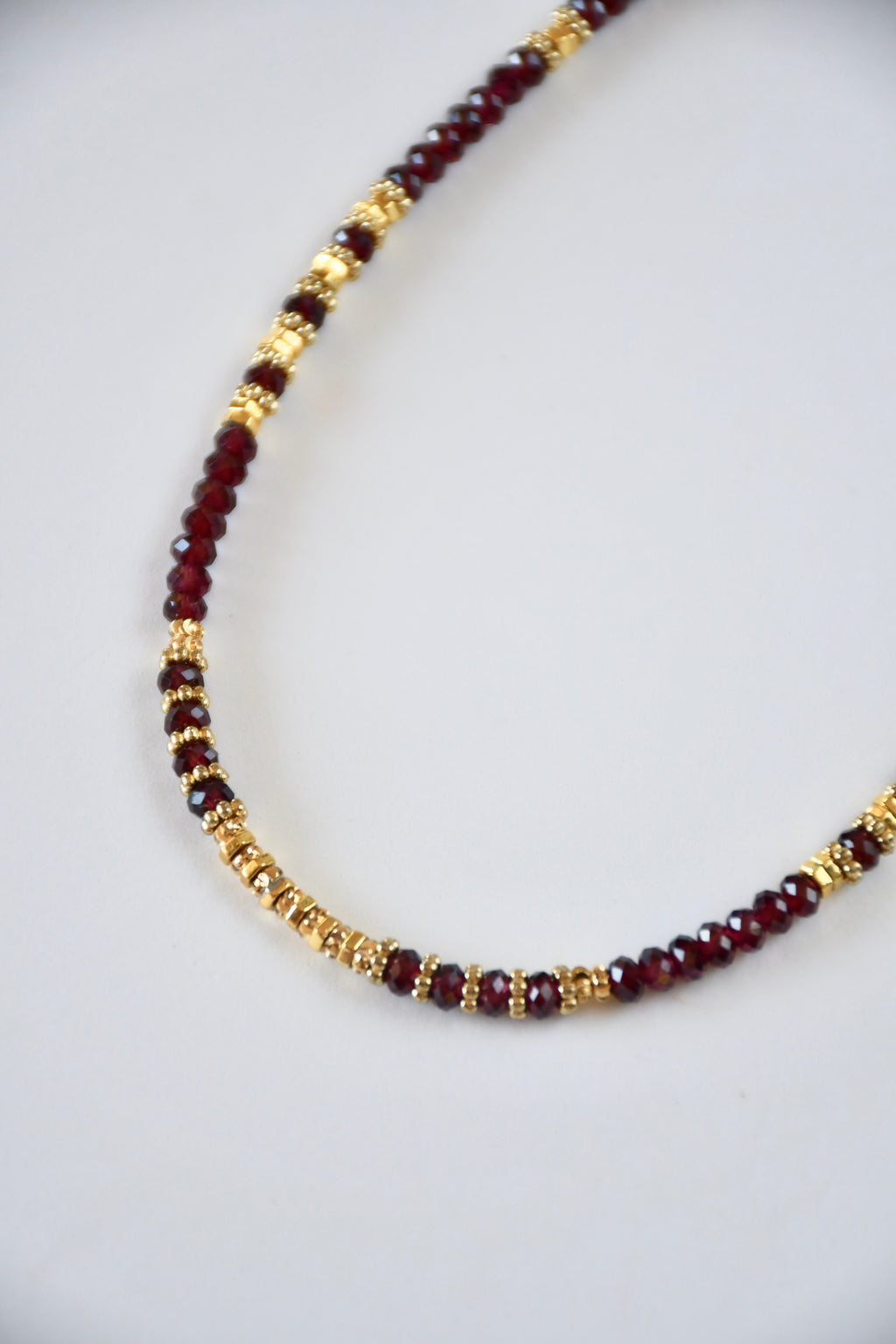 Collier fin Grenat et Hématite – Vitalité et Ancrage