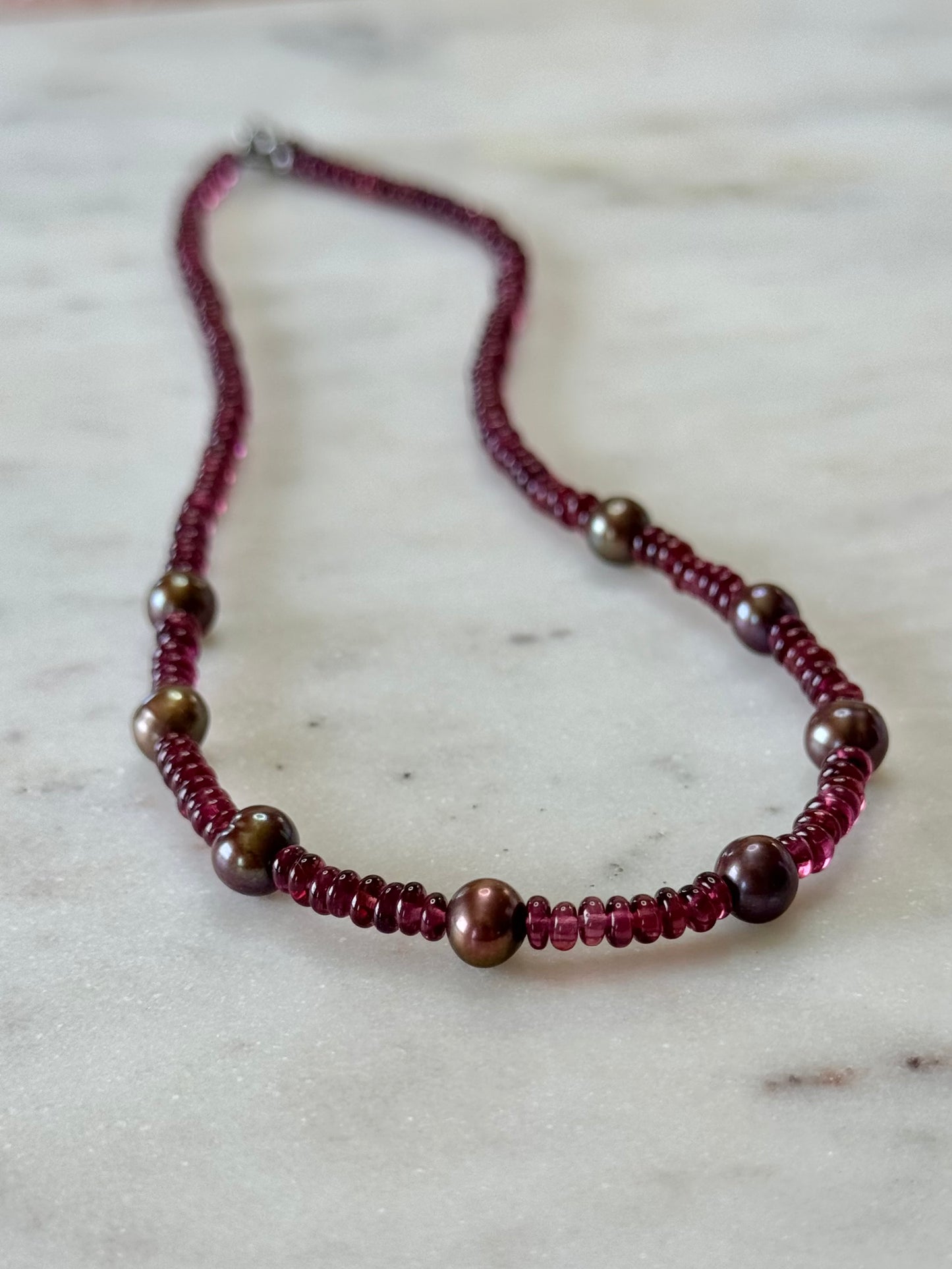 Collier Grenat Rhodolite & Perles d’eau douce — La passion silencieuse