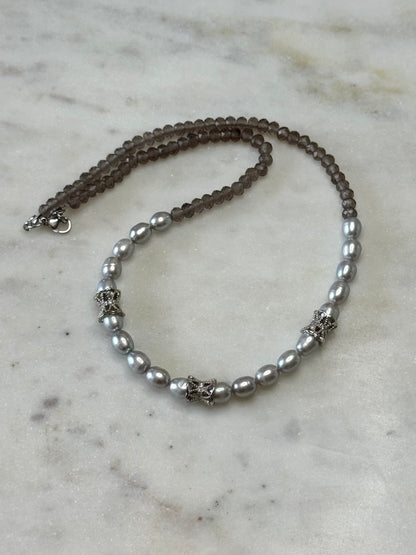 Collier Quartz fumé & Perles d’eau douce  — La Profondeur Sereine