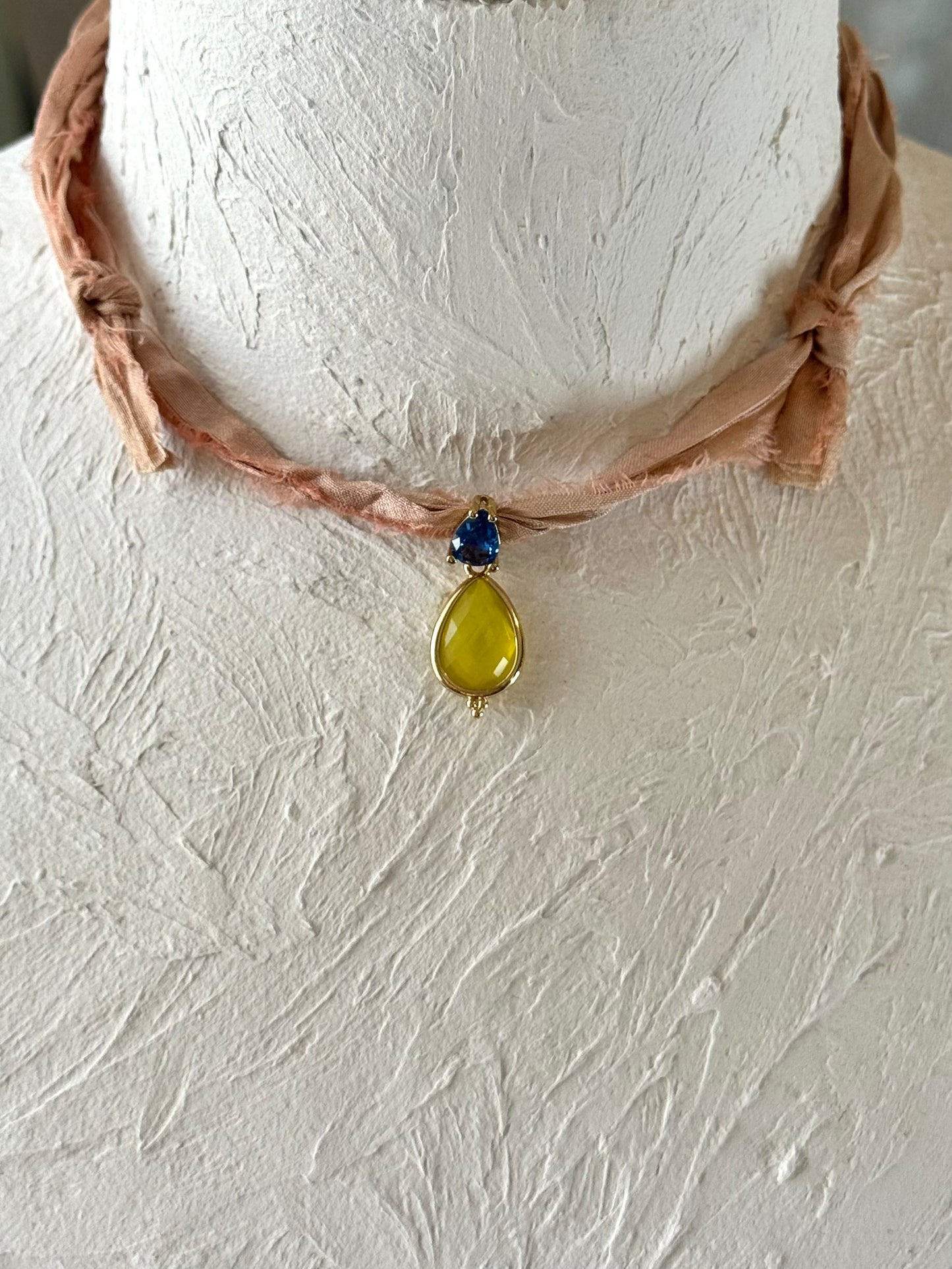 Collier Jade sur ruban de soie — La pierre des sages
