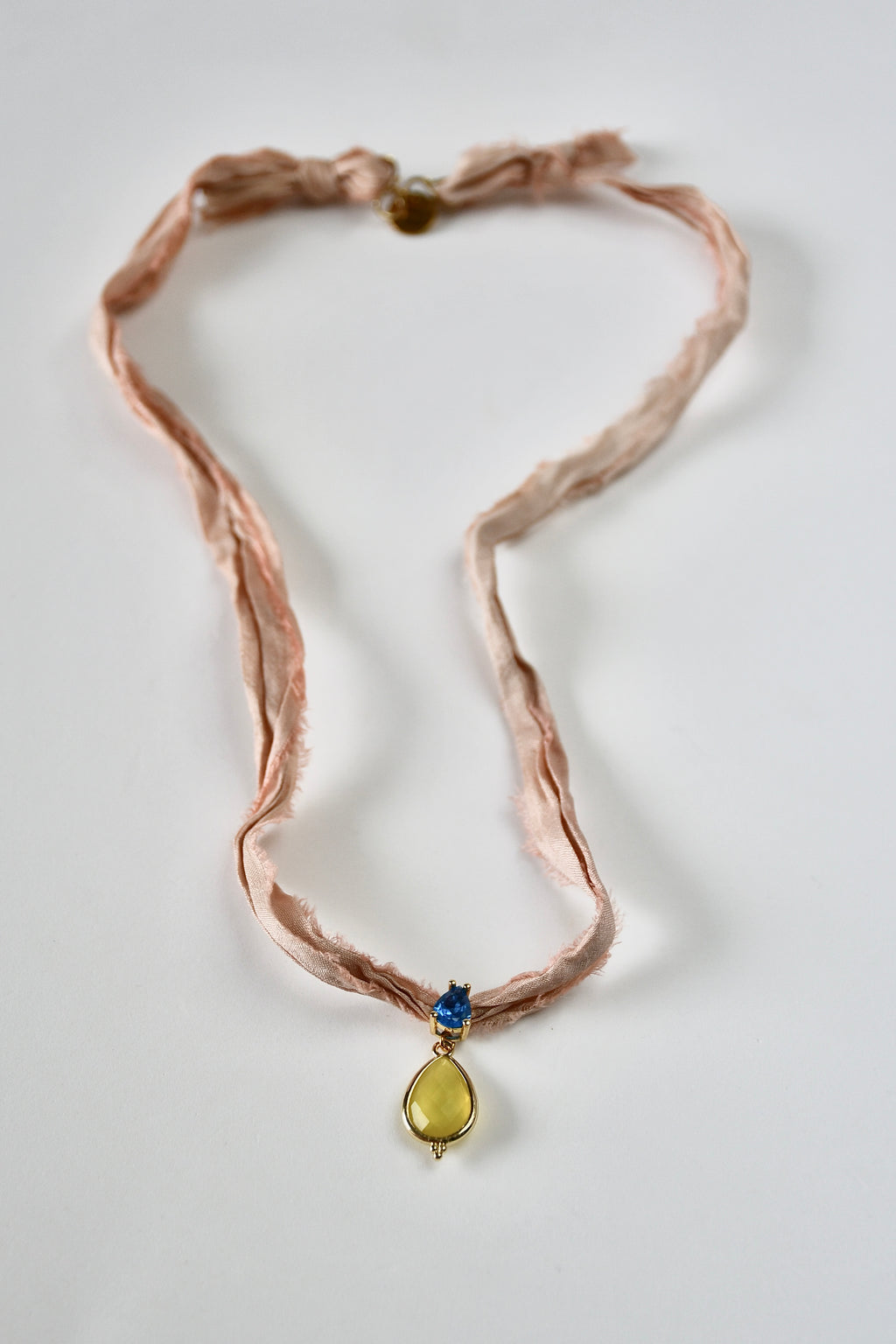 Collier Jade sur ruban de soie — La pierre des sages