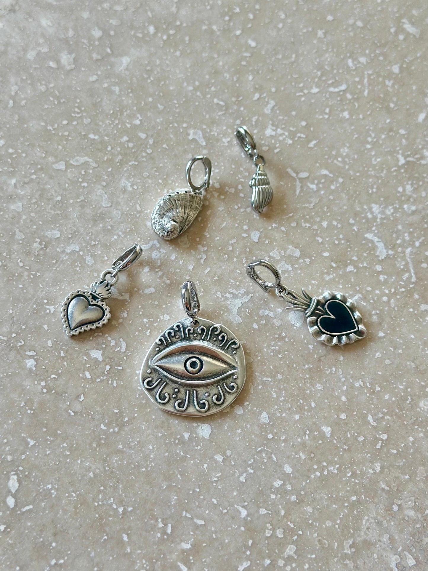 Pendentifs argenté œil, cœurs, coquillages