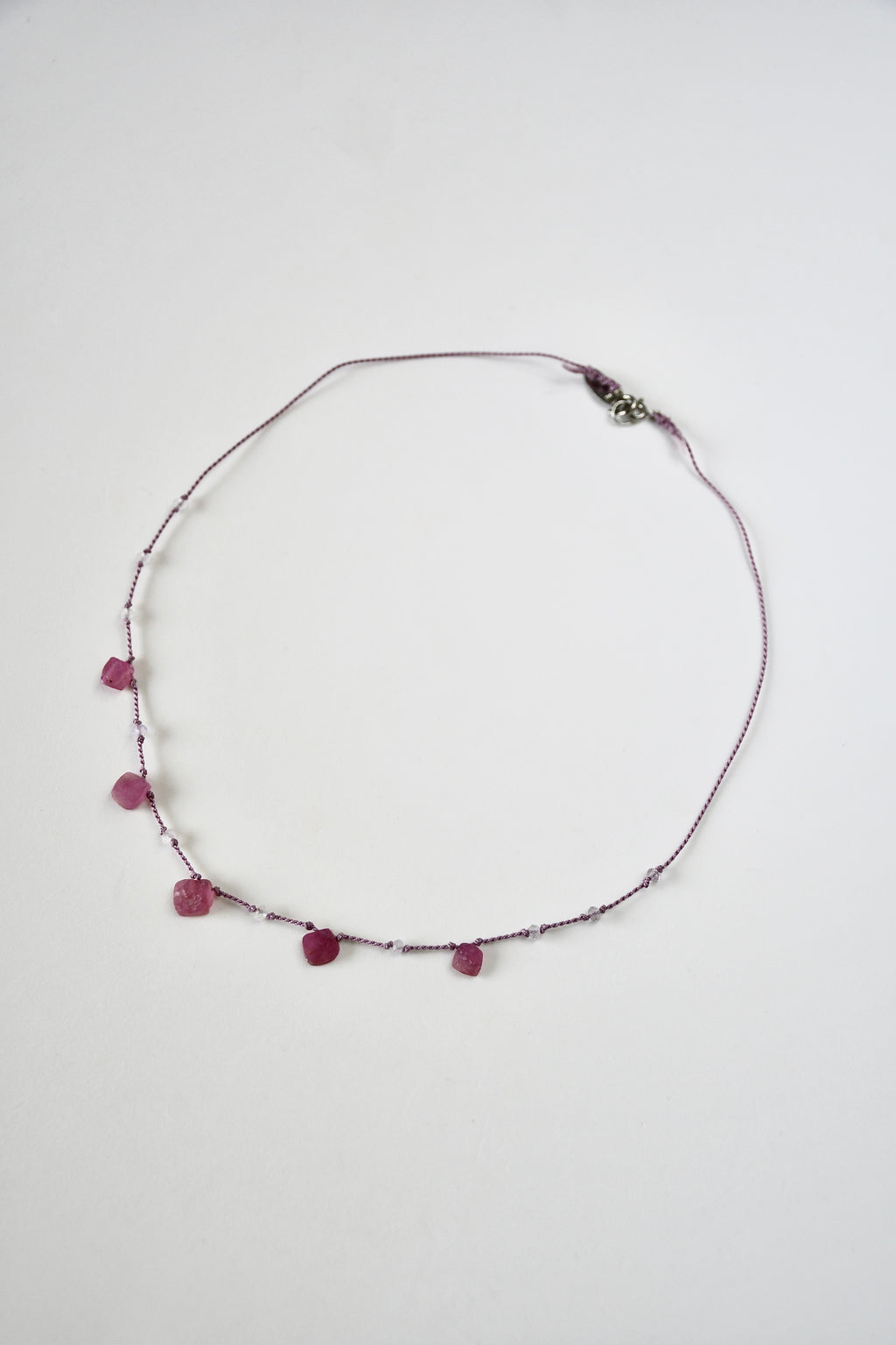Collier Rubis brut & Améthyste lavande  sur soie
