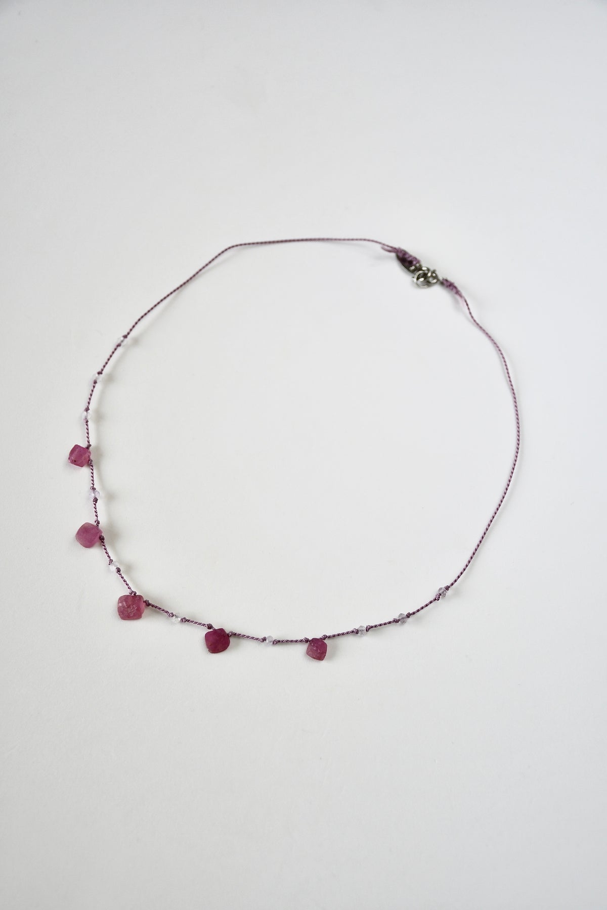 Collier Rubis brut & Améthyste lavande  sur soie