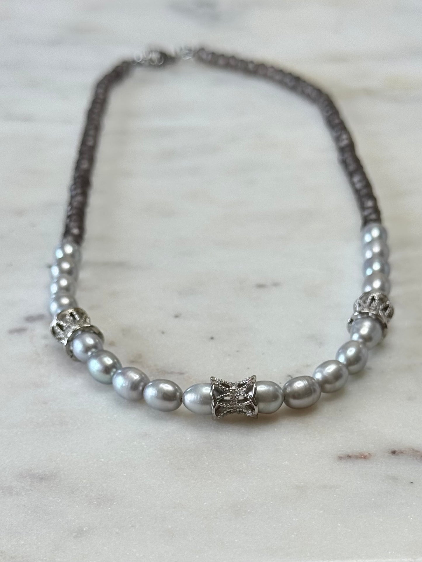 Collier Quartz fumé & Perles d’eau douce  — La Profondeur Sereine