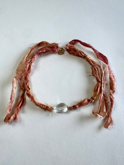 Collier Cristal de roche sur ruban de soie — Le Maître Silencieux
