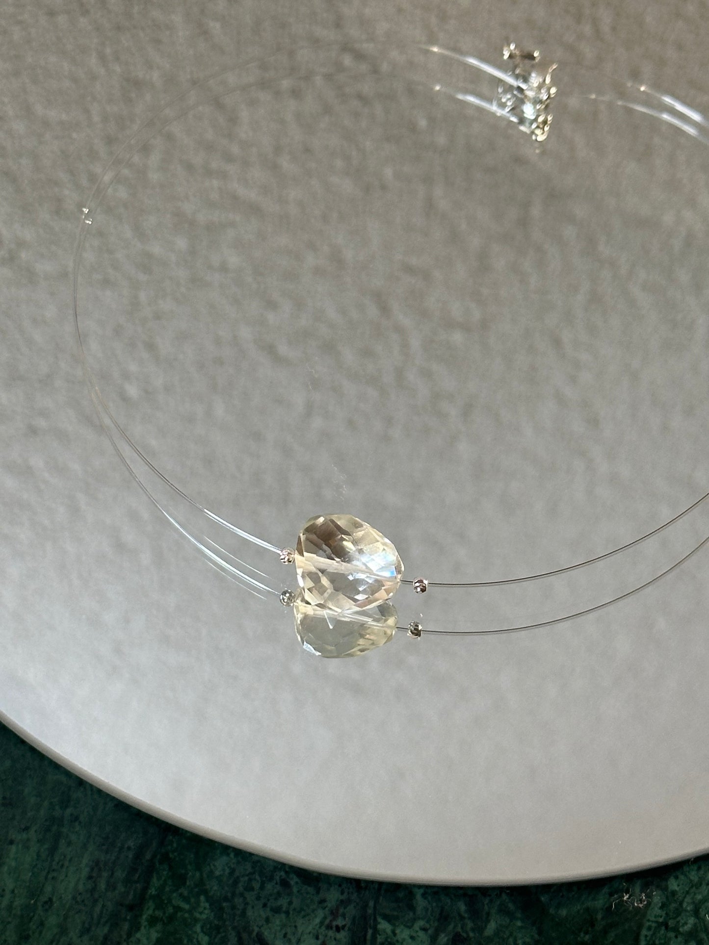 Divers colliers pierres semi précieuse sur fil cristal