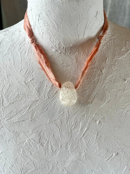 Collier Quartz craquelé sur ruban de soie — La Force Intérieure