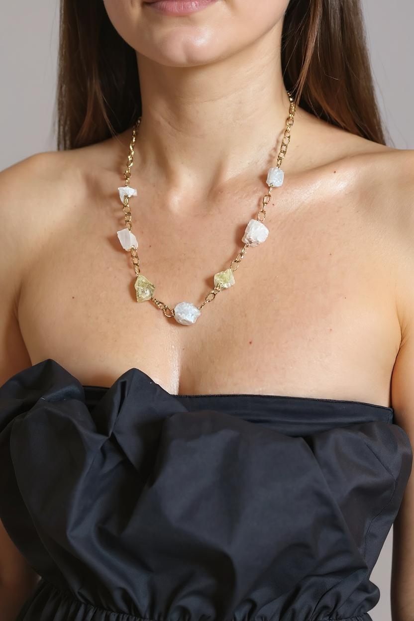 Collier de Quartz Brut – Pureté et énergie universelle
Clarté intérieure – Amplification énergétique – Équilibre