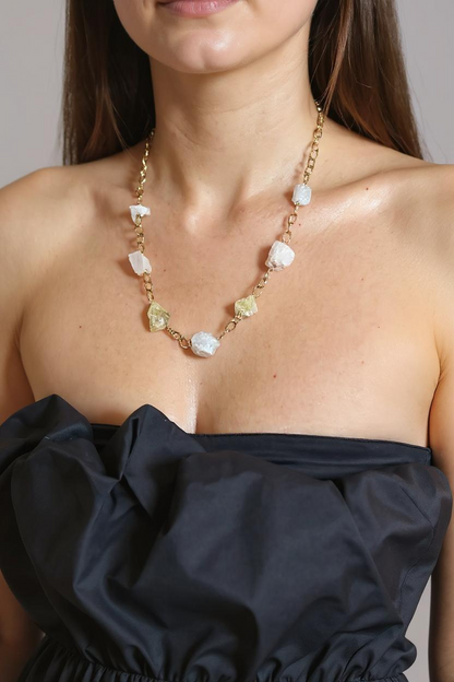 Collier de Quartz Brut – Pureté et énergie universelle
Clarté intérieure – Amplification énergétique – Équilibre