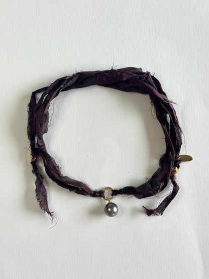 Collier perle de Tahiti sur ruban de soie — Le Mystère des Profondeurs